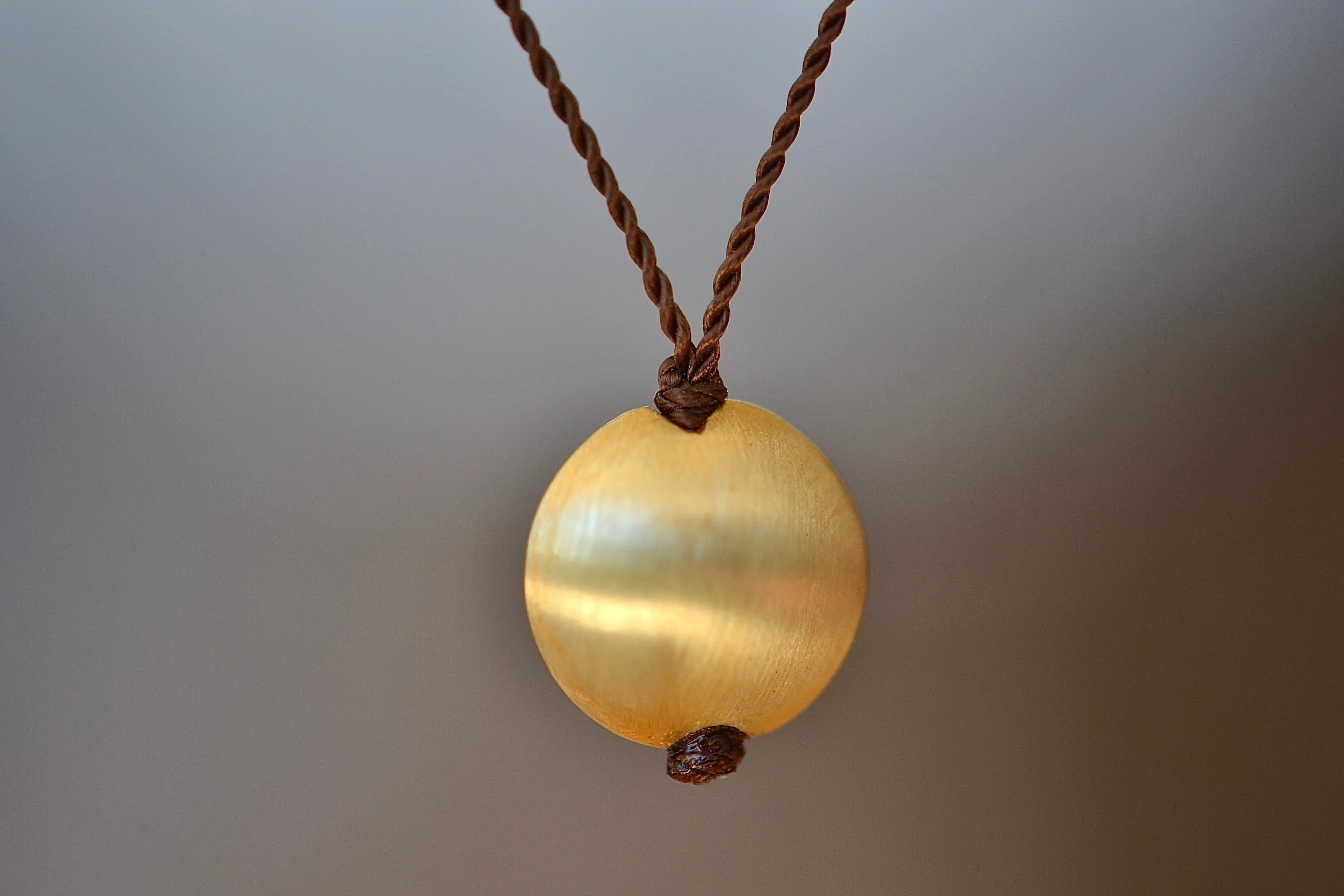 18k Gold Pendant Necklace Round